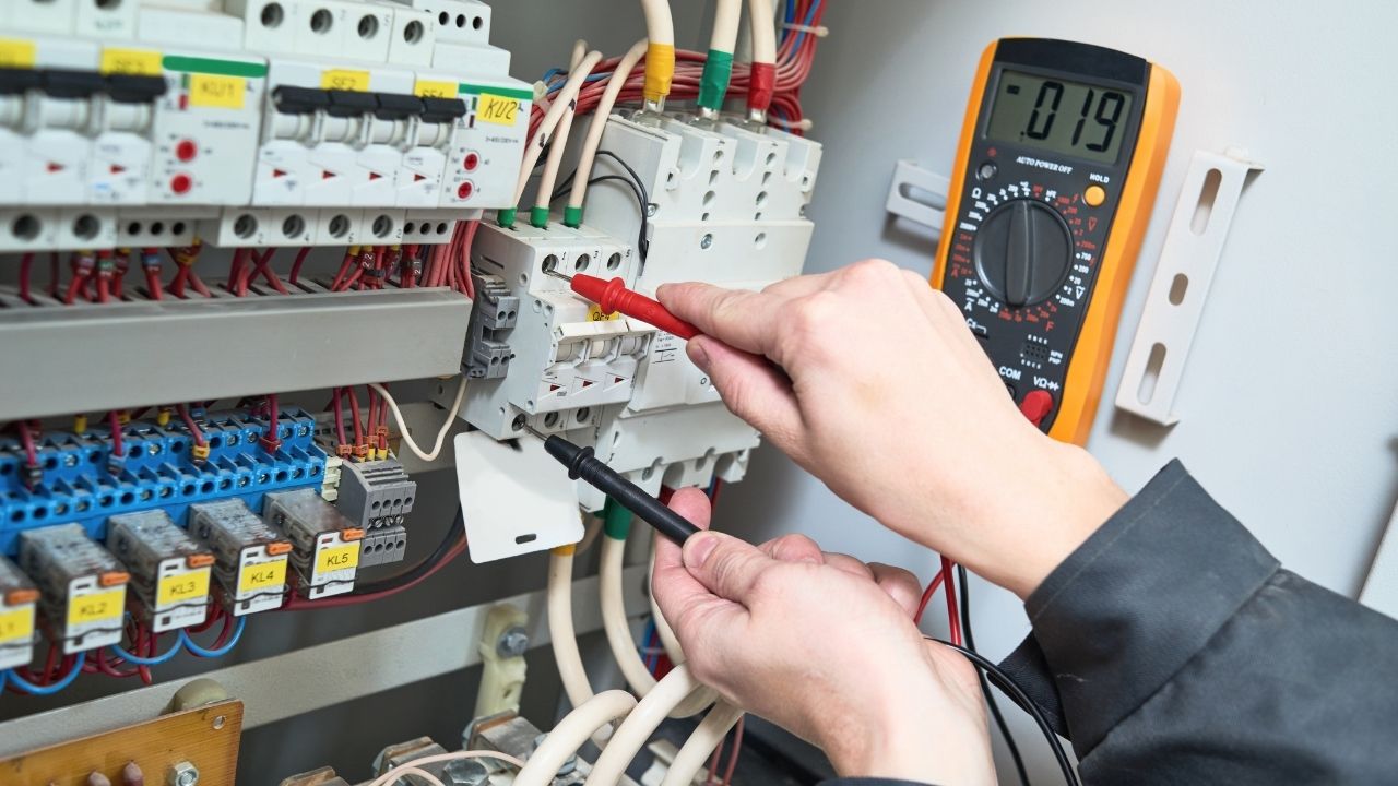 What Is the Difference Between Alternating Current (AC) and Direct Current (DC)?